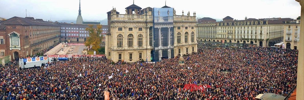 “A Torino oggi non c’è proprio nessuno a favore della TAV, lo si vede in questa foto a 370°” 