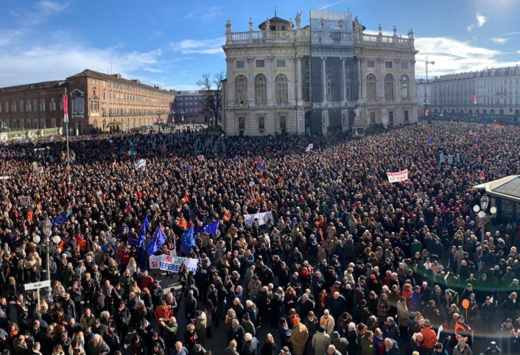 #Democratica: Trentamila in piazza a Torino per dire sì alla Tav