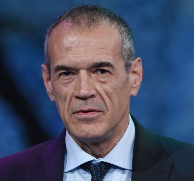 “Non vedo vie d’uscita per il Governo”. Carlo Cottarelli all’Huffpost